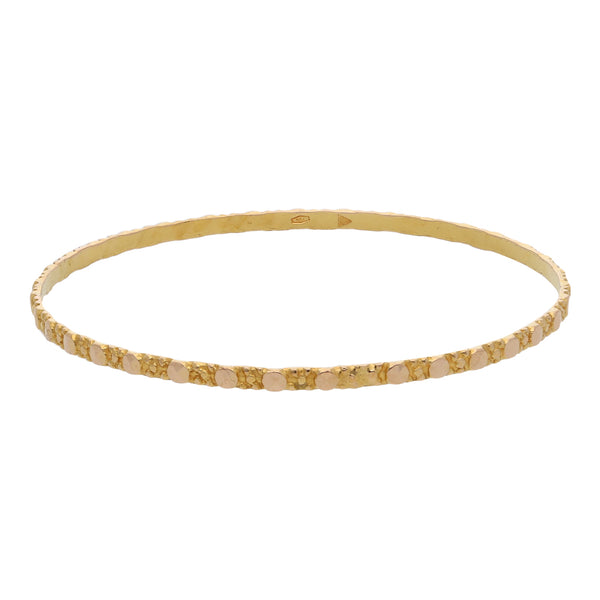 Pulsera de arillo labrada en oro amarillo 18 kilates.