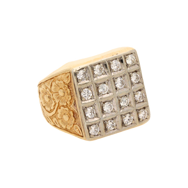 Anillo tipo sello labrado con diamantes en oro amarillo 18 kilates.