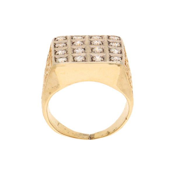 Anillo tipo sello labrado con diamantes en oro amarillo 18 kilates.