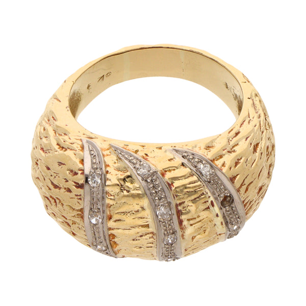 Anillo diseño barroco con diamantes en oro dos tonos 18 kilates.