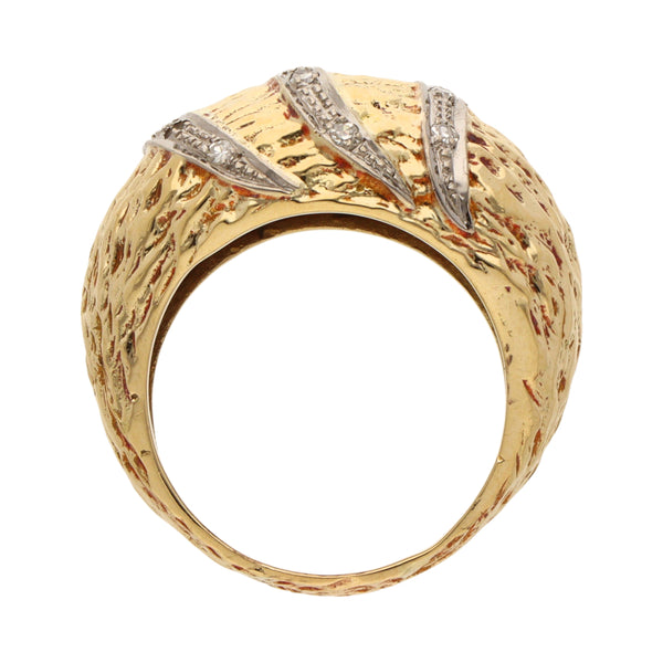 Anillo diseño barroco con diamantes en oro dos tonos 18 kilates.