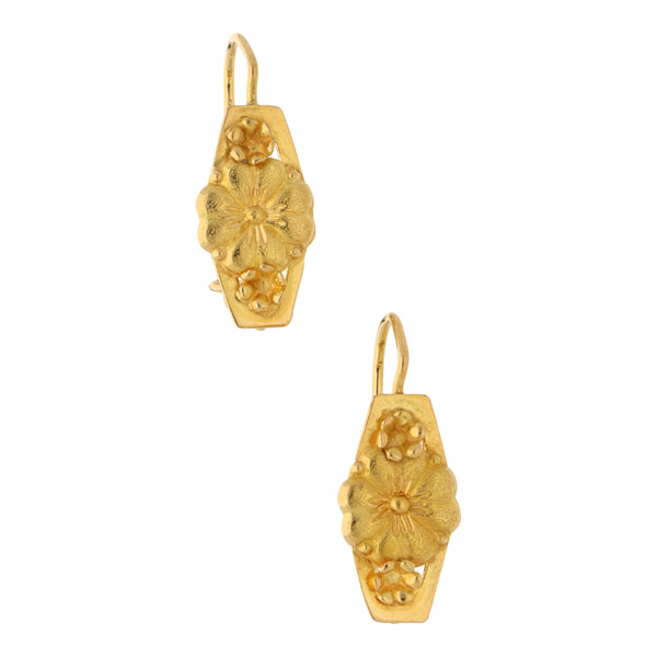 Aretes diseño especial motivo floral en oro amarillo 18 kilates.