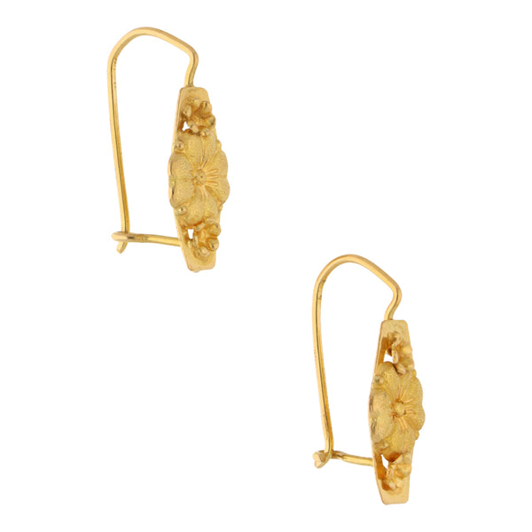 Aretes diseño especial motivo floral en oro amarillo 18 kilates.