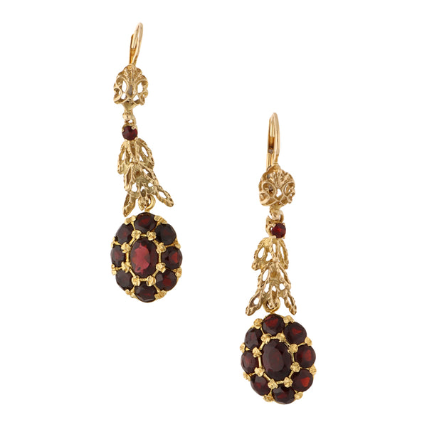 Aretes calados con colgantes y granates en oro amarillo 18 kilates.