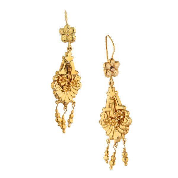 Aretes laminados con colgantes motivo floral en oro amarillo 18 kilates.