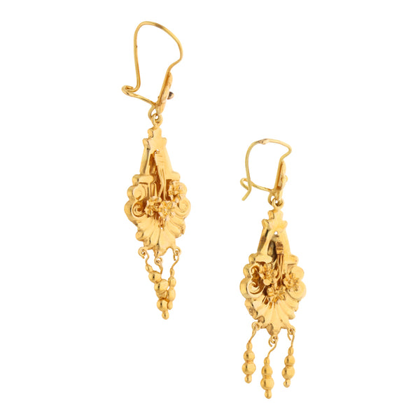 Aretes laminados con colgantes motivo floral en oro amarillo 18 kilates.