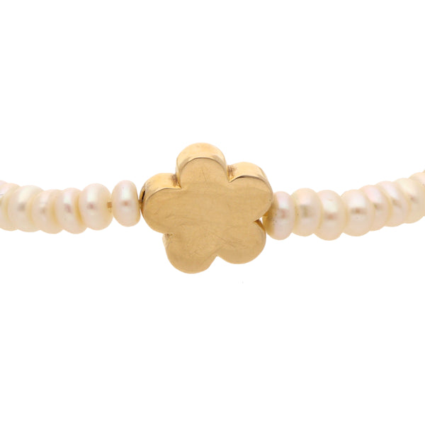 Pulsera de perlas con aplicación motivo flor firma Tous en oro amarillo 18 kilates.