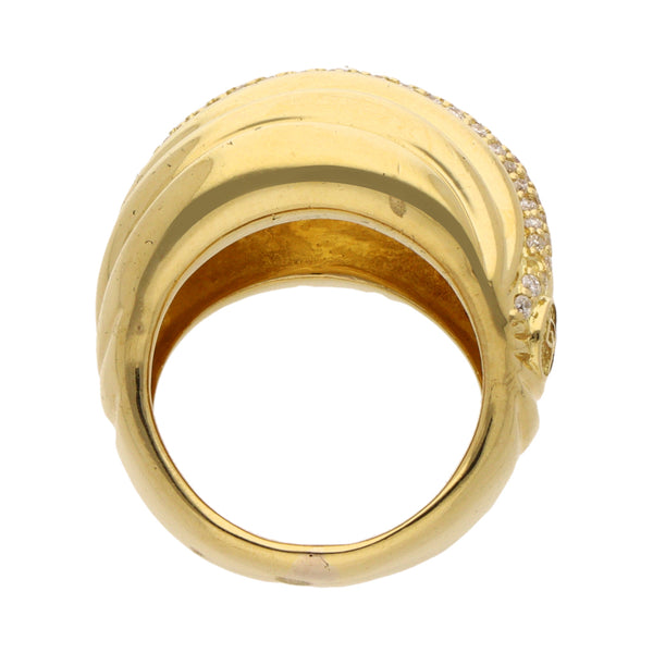 Anillo estilizado con diamantes en oro amarillo 18 kilates.