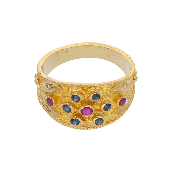 Anillo diseño especial con zafiros y rubíes en oro amarillo 18 kilates.