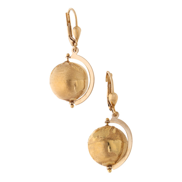 Aretes diseño especial con colgantes motivo globo terráqueo en oro amarillo 14 kilates.