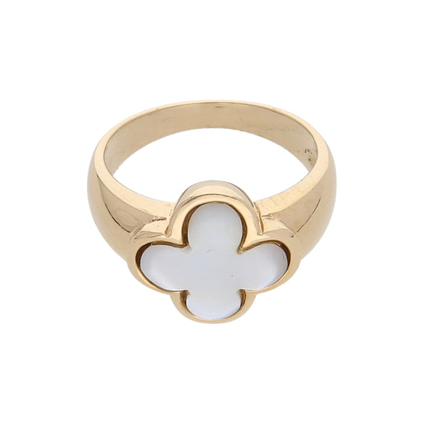 Anillo estilizado motivo flor con sintético en oro amarillo 14 kilates.