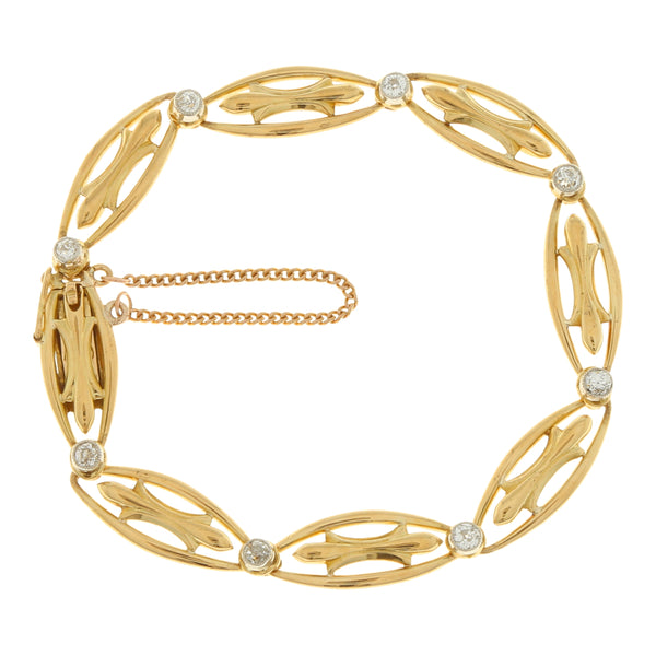 Pulsera diseño especial calada con diamantes en oro amarillo 18 kilates.