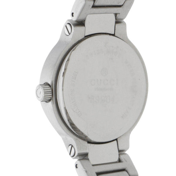 Reloj Gucci para dama en acero inoxidable.