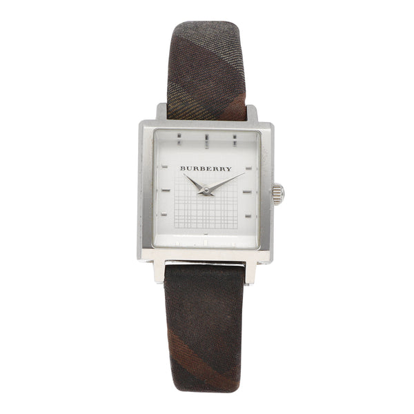 Reloj Burberry para dama en acero inoxidable correa piel textil.