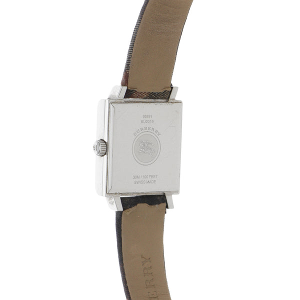 Reloj Burberry para dama en acero inoxidable correa piel textil.