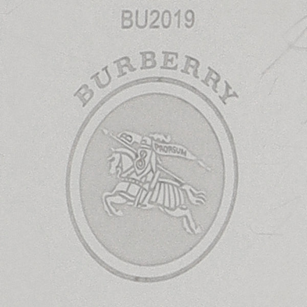 Reloj Burberry para dama en acero inoxidable correa piel textil.