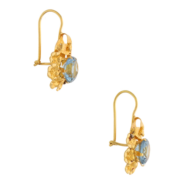 Aretes laminados con aplicaciones motivo flor y sintéticos en oro amarillo 18 kilates.