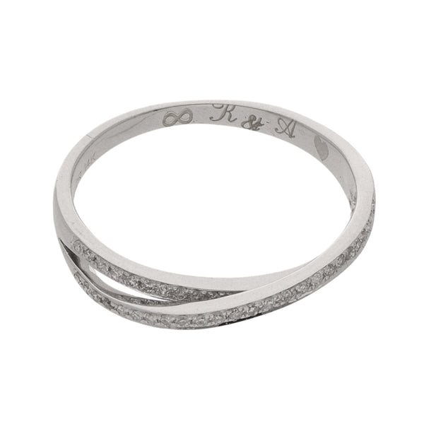 Anillo estilizado con diamantes en oro blanco 14 kilates.