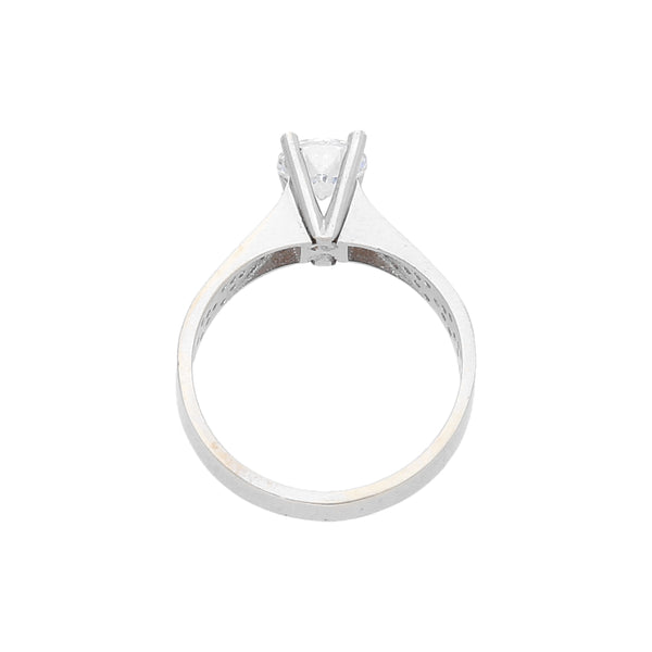 Anillo diseño especial con circonias en oro blanco 14 kilates.