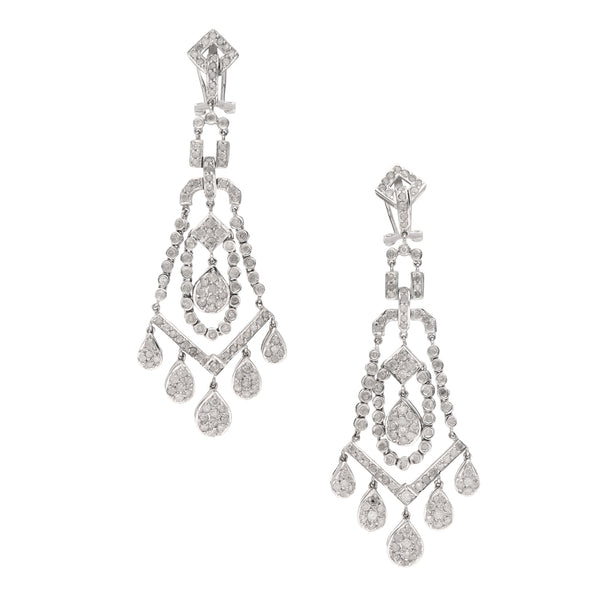 Aretes diseño especial con colgantes y diamantes en oro blanco 18 kilates.