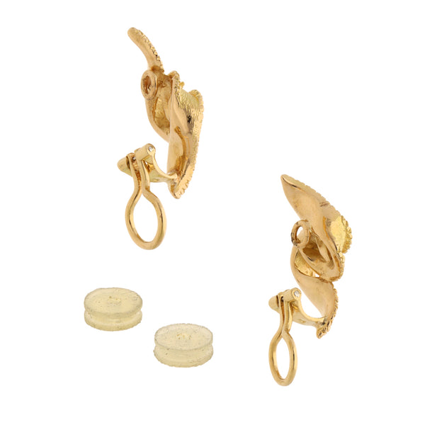 Aretes estilizados en oro amarillo 18 kilates.