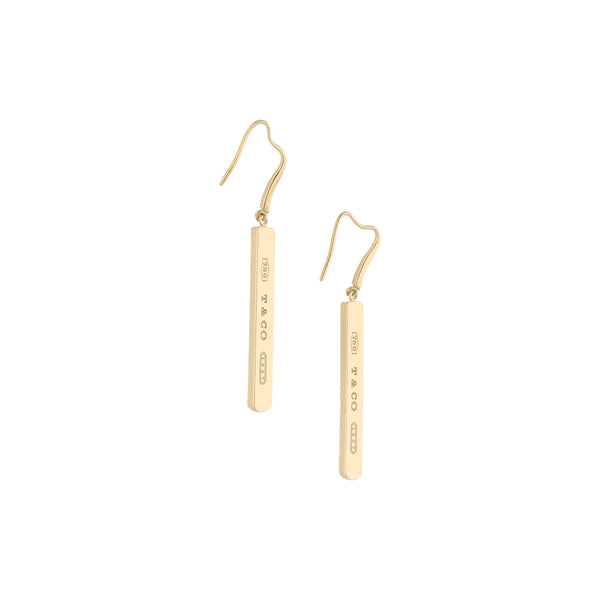 Aretes con colgantes diseño especial firma Tiffany & Co. en oro amarillo 18 kilates.