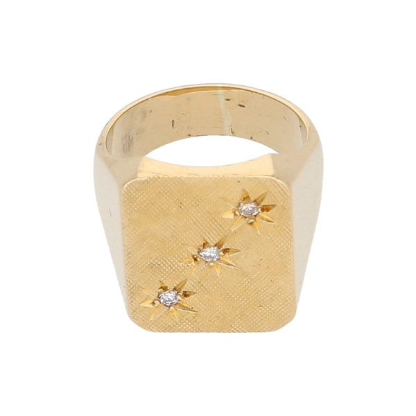 Anillo tipo sello con diamantes en oro amarillo 18 kilates.