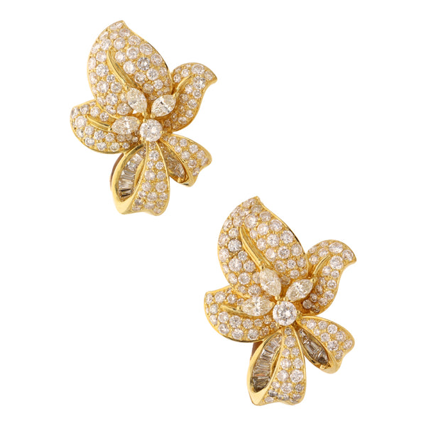 Aretes estilizados motivo flor con diamantes en oro amarillo 18 kilates.