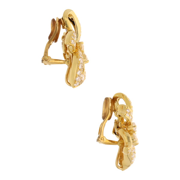 Aretes estilizados motivo flor con diamantes en oro amarillo 18 kilates.