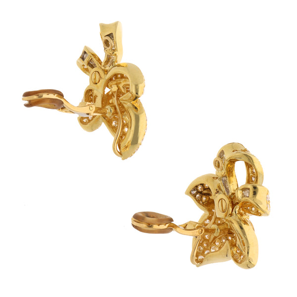 Aretes estilizados motivo flor con diamantes en oro amarillo 18 kilates.