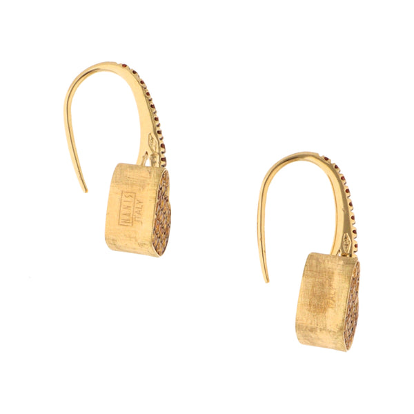 Aretes diseño especial motivo corazón con sintéticos en oro amarillo 18 kilates.