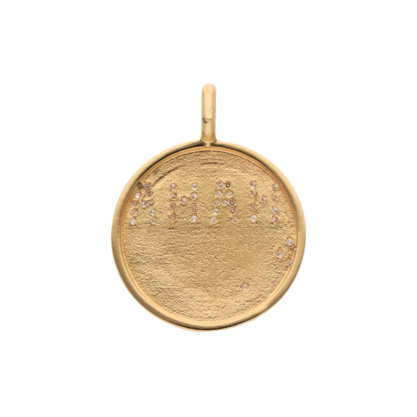 Dije diseño especial firma Tous motivo letras con diamantes en oro amarillo 18 kilates.