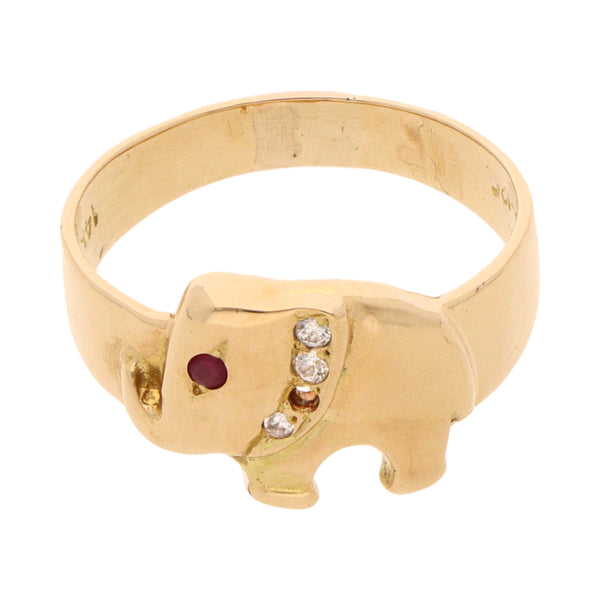 Anillo diseño especial motivo elefante con sintéticos en oro amarillo 14 kilates.