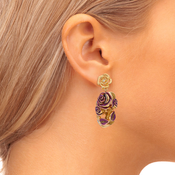 Aretes huecos con colgante motivo floral con esmalte en oro dos tonos 14 kilates.