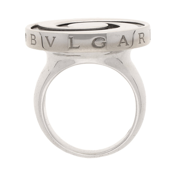 Anillo tipo sello giratorio con ónix firma Bvlgari en oro blanco 18 kilates.