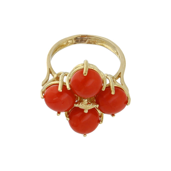 Anillo estilizado con coral en oro amarillo 18 kilates.