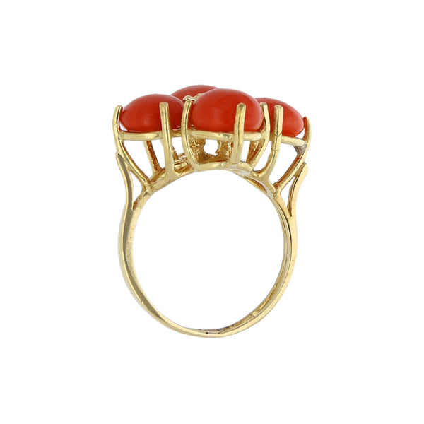 Anillo estilizado con coral en oro amarillo 18 kilates.