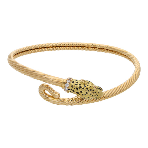 Pulsera de arillo ovalada abierta motivo felino con esmalte y sintéticos en oro amarillo 18 kilates.