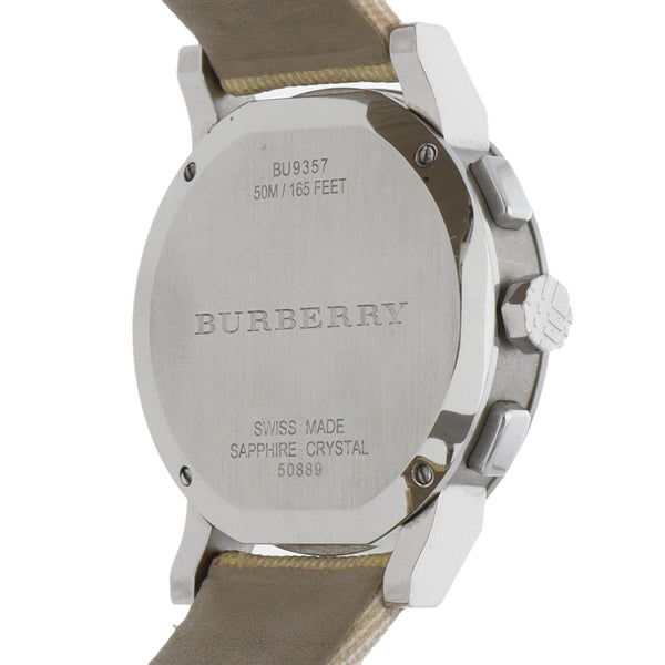 Reloj Burberry para caballero en acero inoxidable correa textil.