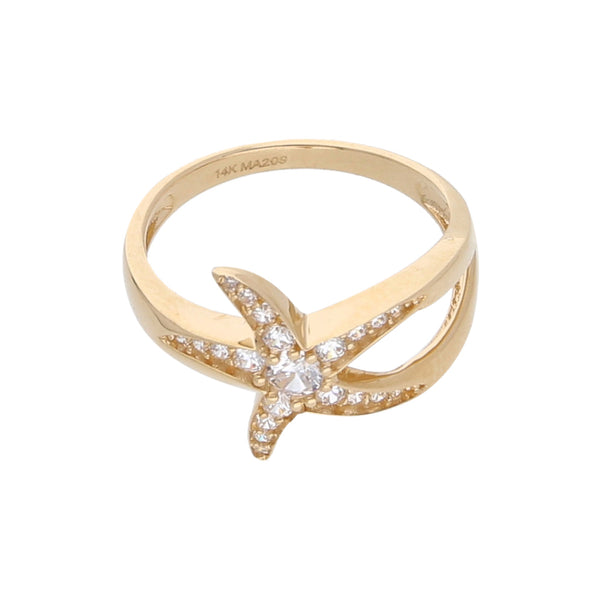 Anillo diseño especial motivo estrella de mar con sintéticos en oro amarillo.