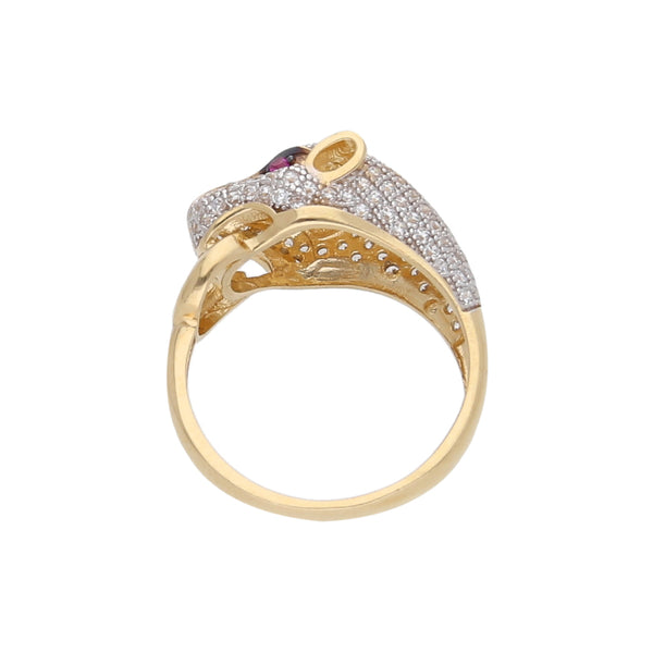 Anillo estilizado motivo felino con sintéticos en oro amarillo 14 kilates.