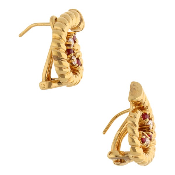 Aretes diseño especial con diamantes y rubíes en oro amarillo 18 kilates.