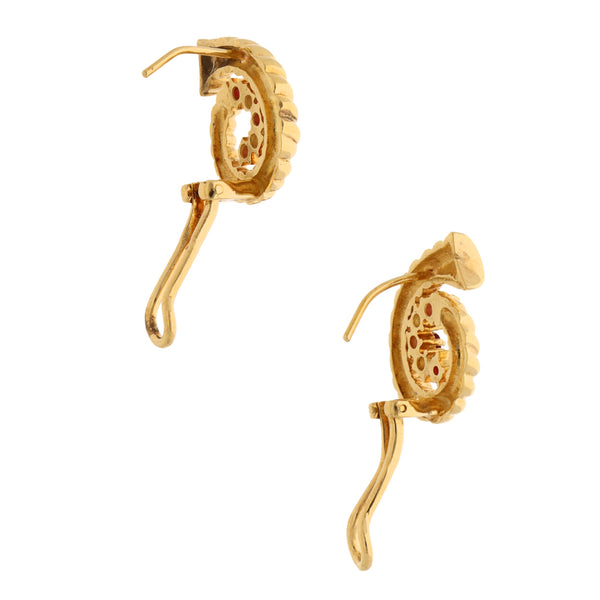 Aretes diseño especial con diamantes y rubíes en oro amarillo 18 kilates.