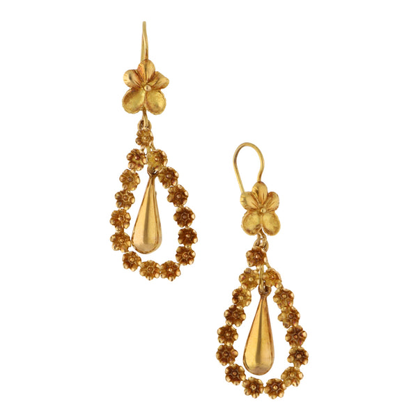 Aretes diseño especial con colgantes motivo floral en oro amarillo 18 kilates.