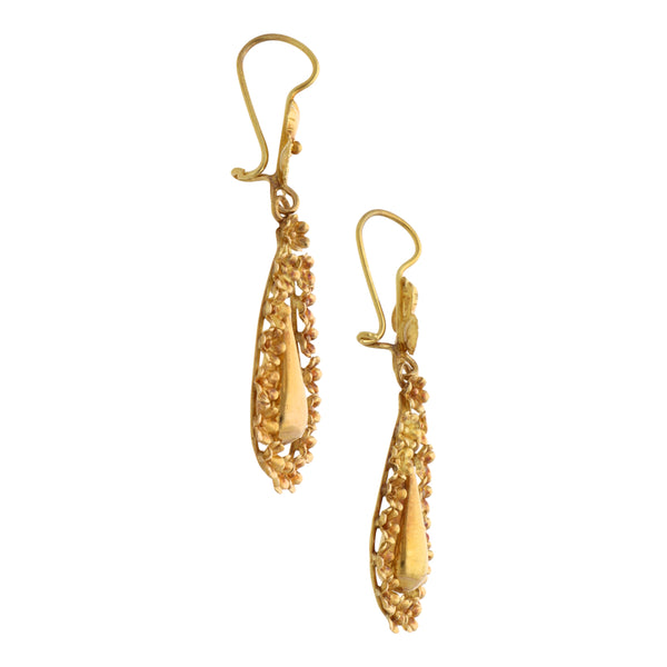 Aretes diseño especial con colgantes motivo floral en oro amarillo 18 kilates.