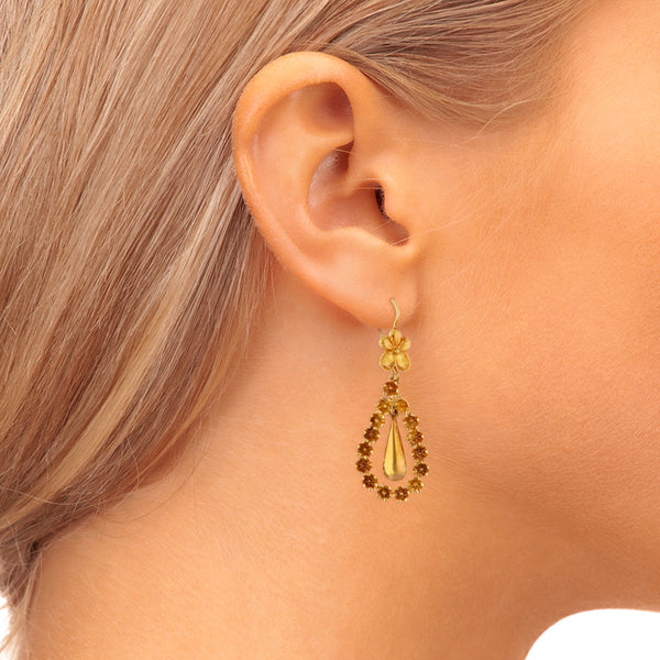 Aretes diseño especial con colgantes motivo floral en oro amarillo 18 kilates.