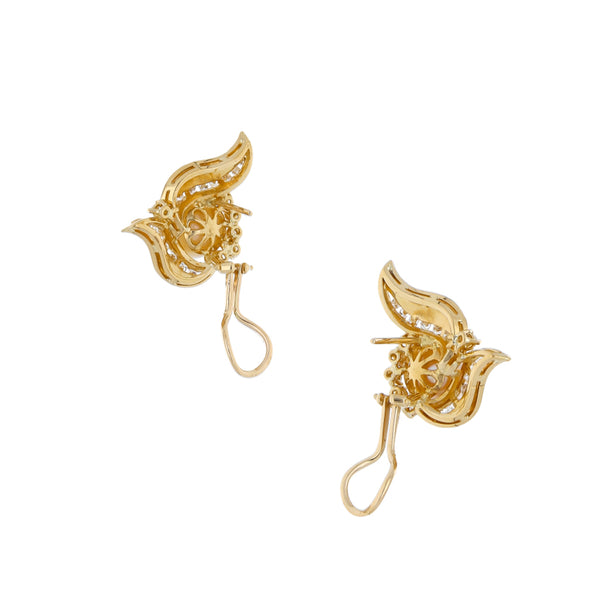 Aretes estilizados calados con diamantes y perlas en oro amarillo 18 kilates.