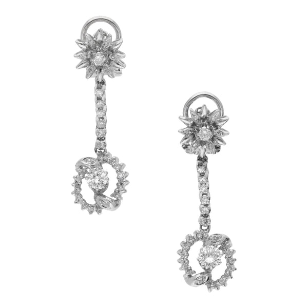 Aretes calados con colgantes y diamantes en oro blanco 18 kilates.