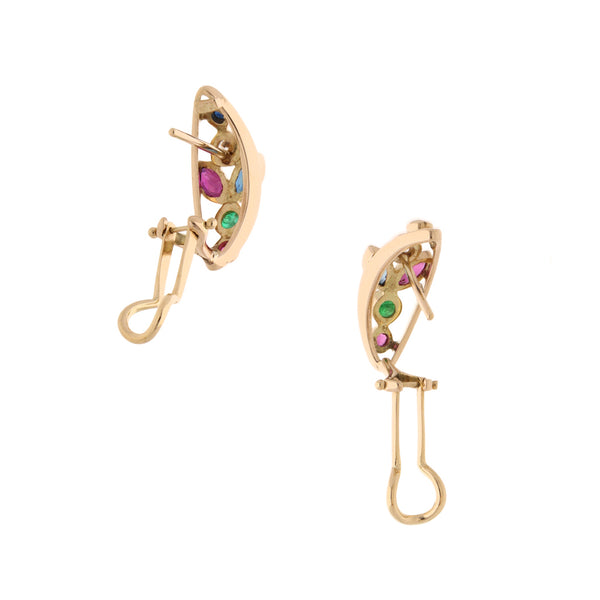 Aretes estilizados calados con diamantes esmeralda, zafiro y rubí en oro amarillo 14 kilates.