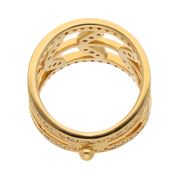 Anillo estilizado calado con diamantes en oro amarillo 18 kilates.